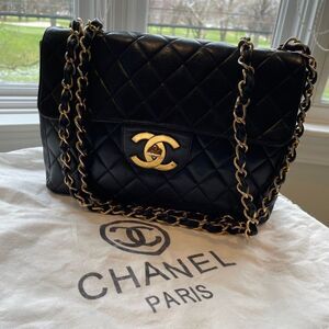 CHANEL vintage jumbo shoulder bag